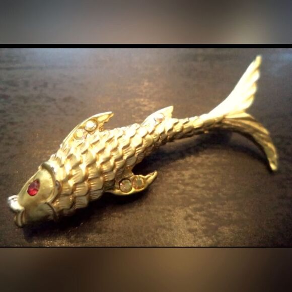 VINTAGE ESTATE RHINESTONE FISH GOLD TONE 2 1/4" BROOCH - Picture 1 of 2